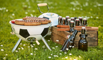 grill mit nachhaltigen wuerstchen