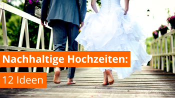 Paar läuft über Steg bei nachhaltiger Hochzeit