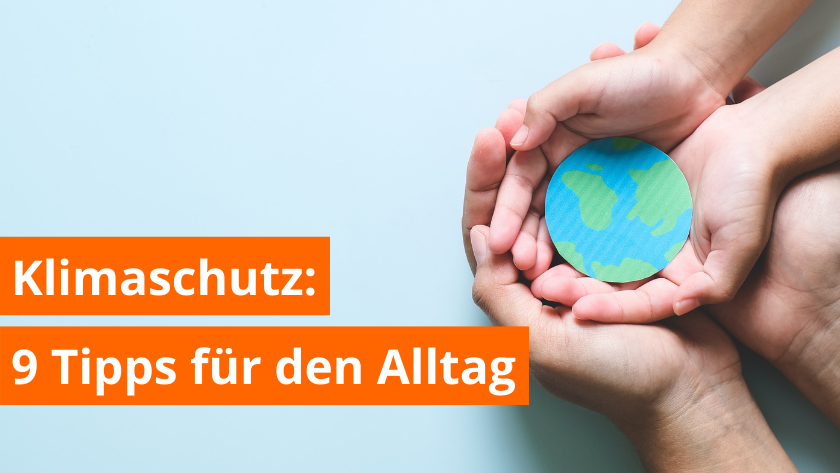 Klimaschutz im Alltag - Hände mit Erde - full